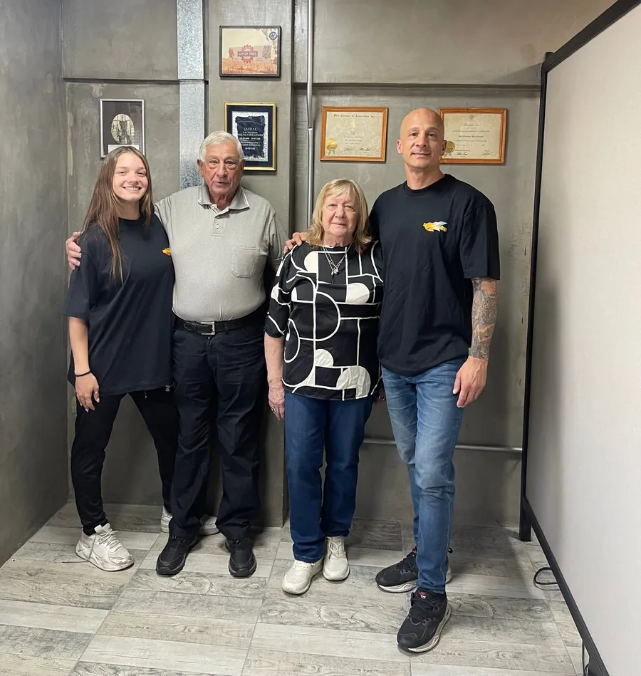 Familia continuadora de Bisagras Canton
