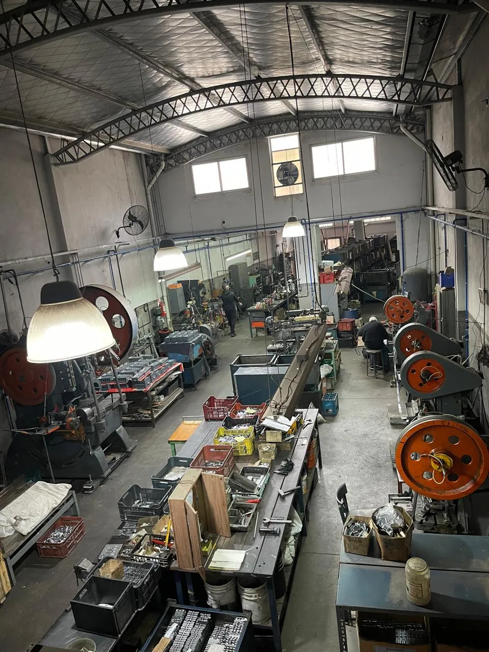 Interior de la planta de Bisagras Canton en Caseros, Buenos Aires